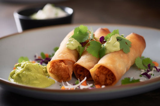 Flautas de pui crocant cu sos de avocado picant