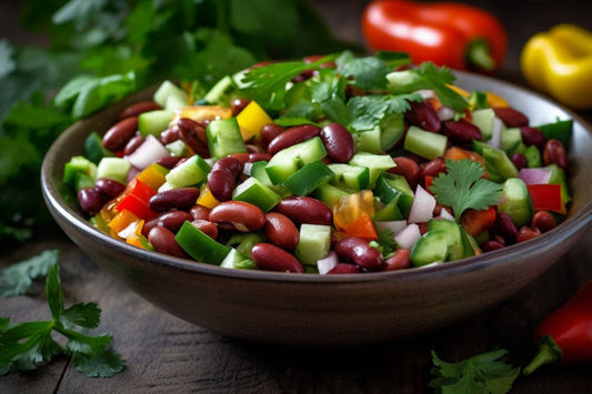 Salată de fasole renală colorată cu legume proaspete și pansament tangy