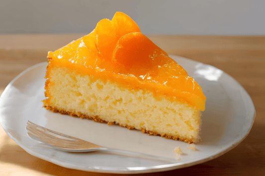 Tort de soare portocaliu cu mandarină umedă cu topping de ananas biciuit